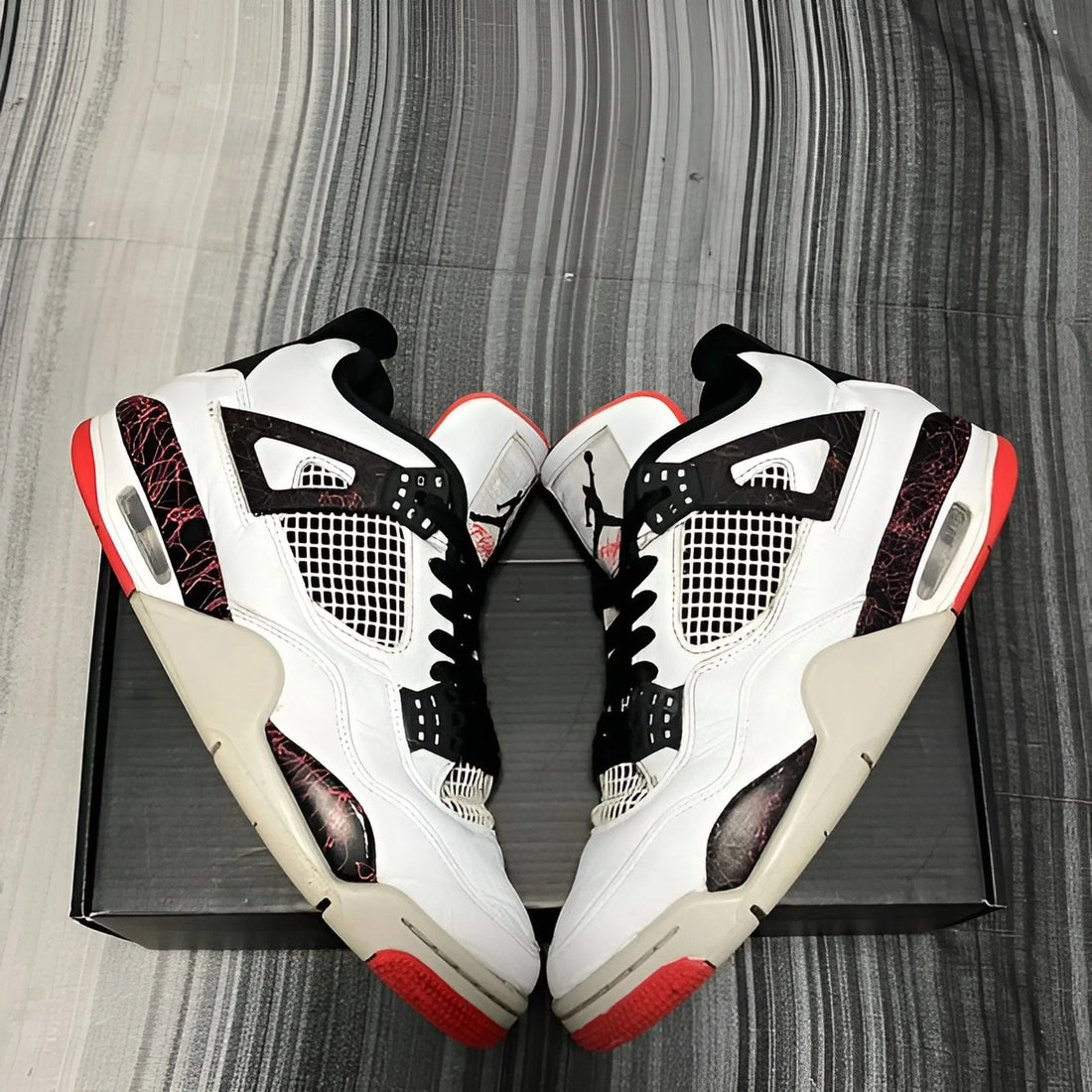 AIR JORDAN 4 - Retro - White with Red